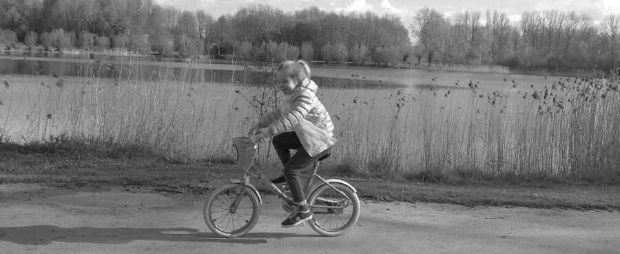 over Veeloo - Klein meisje op fiets
